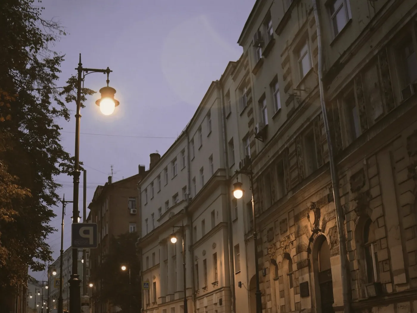 A Dunavirág bejárata a Kossuth Lajos utcán